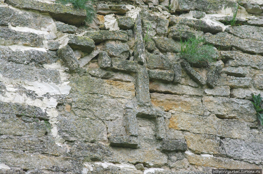 Фигуры на стенах разместили строители в 15 веке. Изборск, Россия