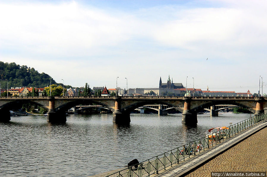 Возвращаемся в центр по набережной Влтавы