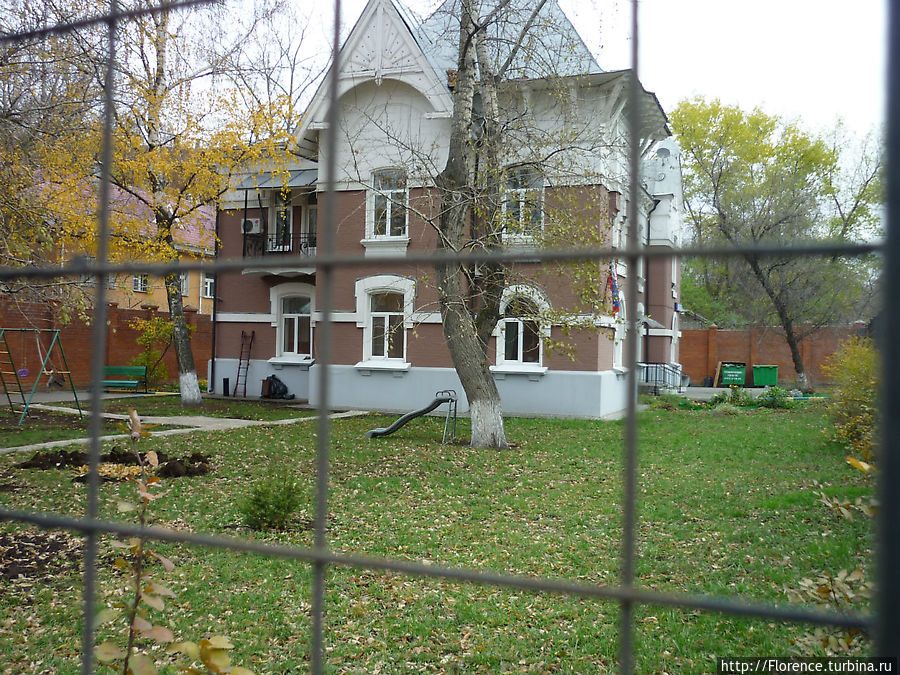 Детская площадка... за решеткой