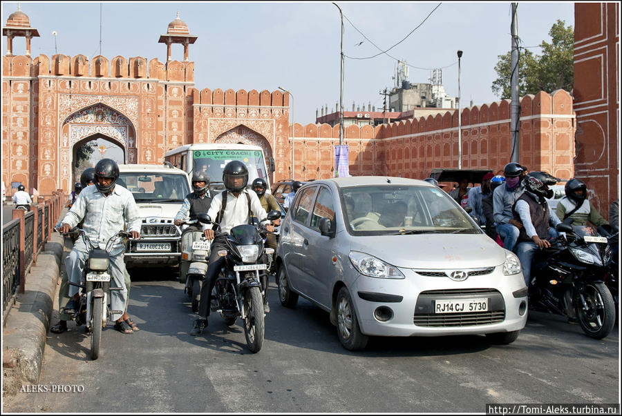Кстати, в индийских городах далеко не везде разрешают ездить рикшеменам, чтобы они не тормозили движение...
* Джайпур, Индия