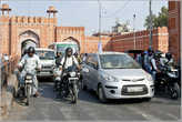 Кстати, в индийских городах далеко не везде разрешают ездить рикшеменам, чтобы они не тормозили движение...
*