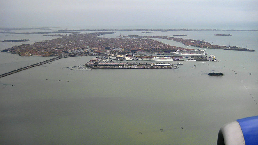 Венеция из иллюминатора самолета, заходящего на посадку в аэропорт Марко Поло. Венето, Италия