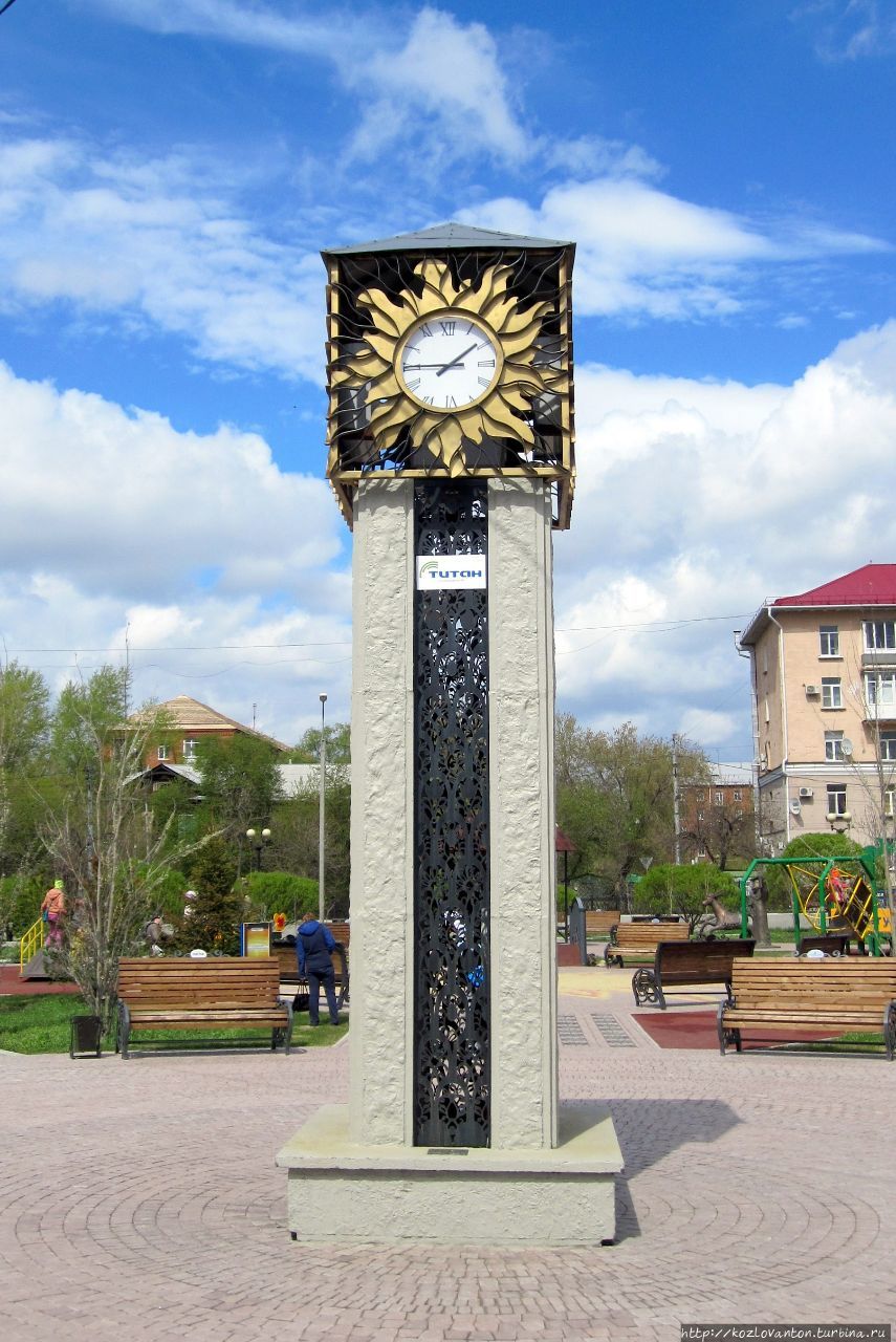Входом в Ротари-парк можно считать постамент с часами Куранты талантов. Омск, Россия