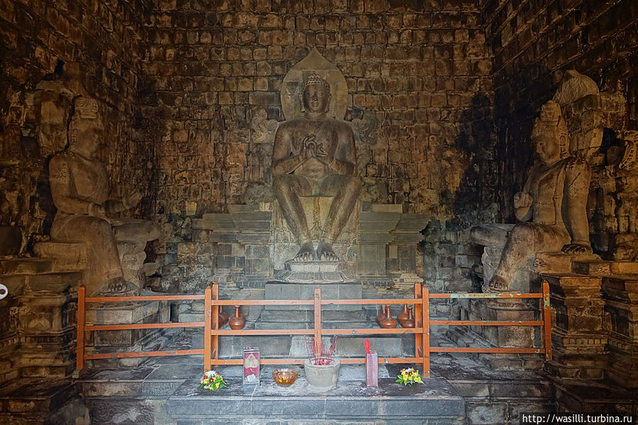 Сам Будда. Храм Мендут. Ява, Индонезия