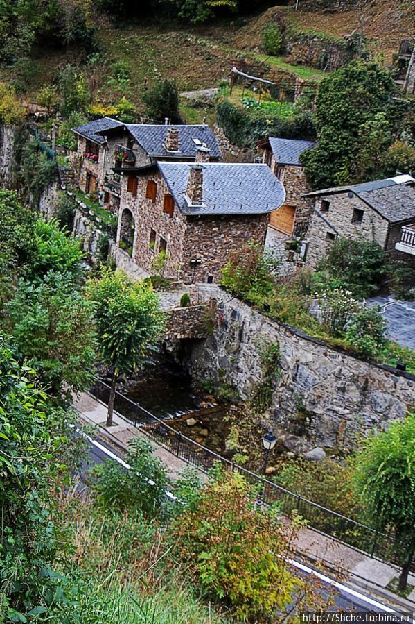 Уединенный андоррский городок в ущелье речушки Riu d'Os Биксессарри, Андорра