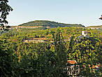 вид на еще один исторический холм города — Трапезница. Сейчас туда доступа нет, реставрация