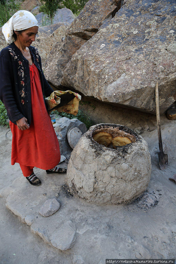 Соседи пекут хлеб. Горно-Бадахшанская область, Таджикистан
