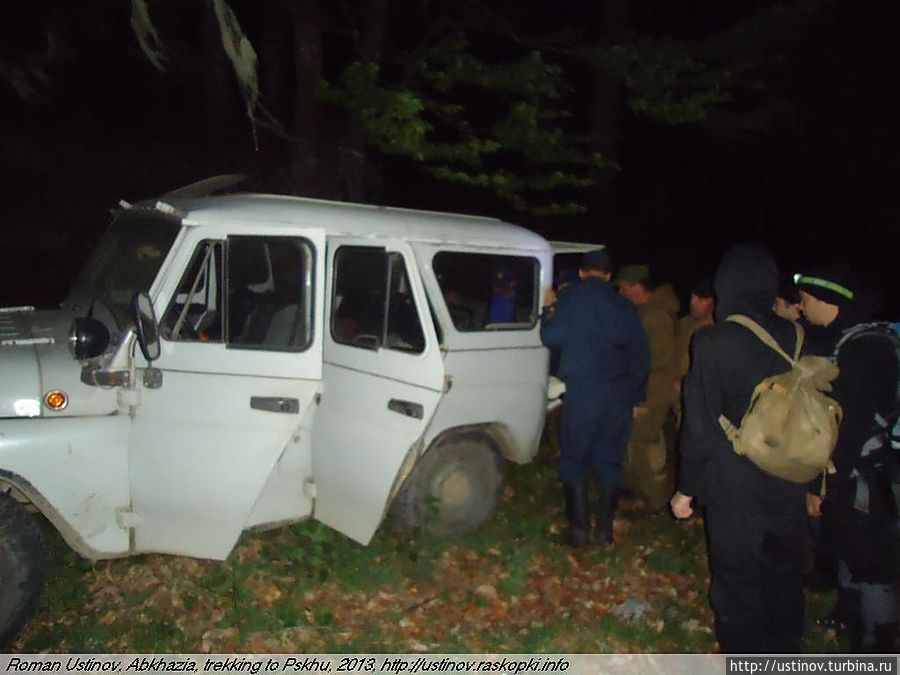 погрузка тела в УАЗик Псху, Абхазия