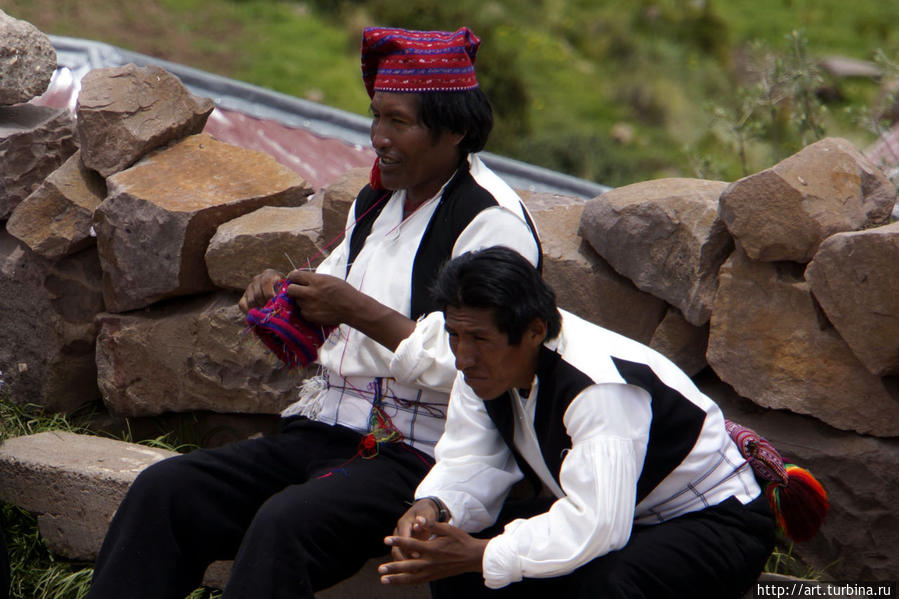 мужчинами, неторопливо вяжущими свои цветные шапочки и наблюдающими за Перу