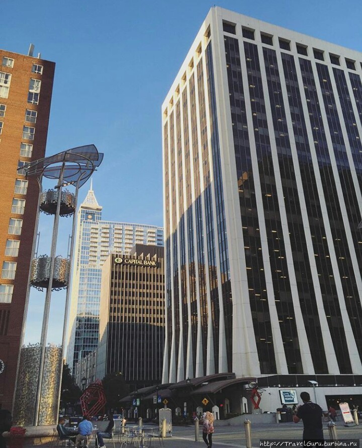Небескрёбы вдоль Фейетвилл-стрит. Последнее здание справа это самое высокое здание города — PNC Plaza, ближнее справа — One Progress Plaza Роли, CША