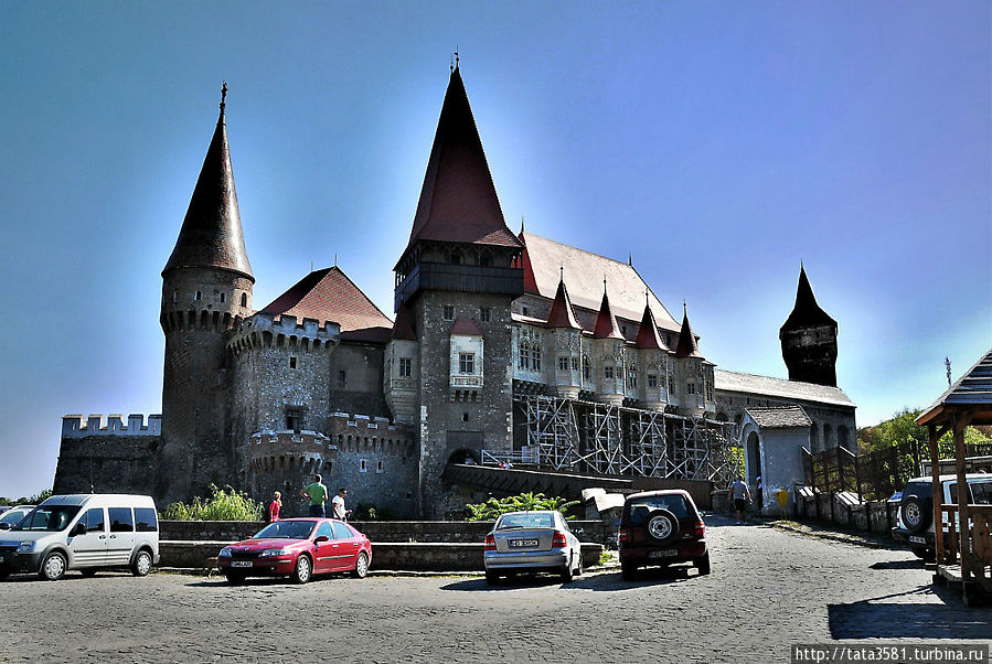 Вот так замок выглядит со стоянки Хунедоара, Румыния