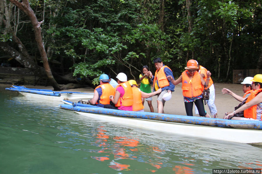 Туристам выдаются каски, жилеты и рассаживают парами в лодки. Сабанг, остров Миндоро, Филиппины