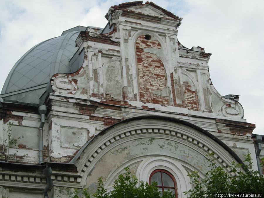 От площади по Московской улице, раньше была ул. Коммуны, направляемся в сторону р.Вятки, это самый центр города, проходим мимо старой церкви вернее то что от нее осталось: Киров, Россия