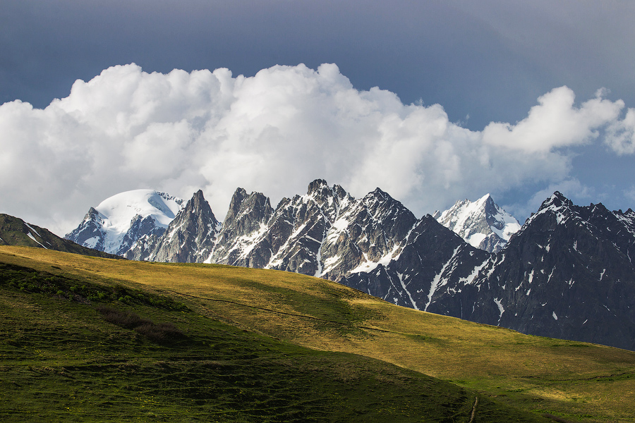 Снежная шапочка слева — вживую это выглядит потрясающе!