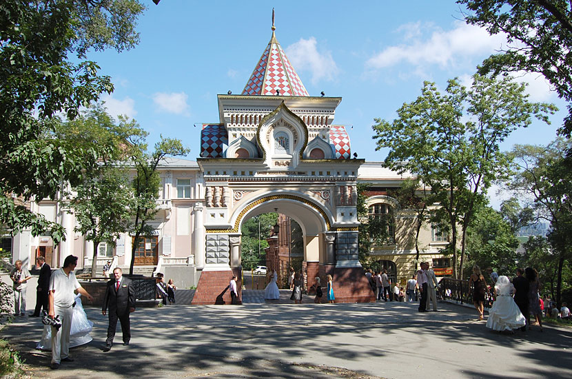 Триумфальная арка, построенная в честь приезда во Владивосток цесаревича Николая в 1891 году Владивосток, Россия