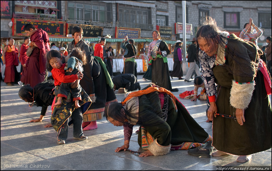 тибет паломничество кайлас. кора тибет это вокруг кайласа. тибет паломники. совершил паломничество горе кайлас. паломники тибет горы.