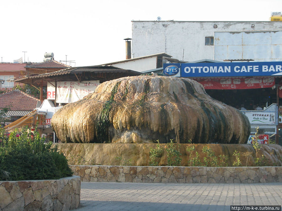 Фонтан на площади Памуккале (Иерополь античный город), Турция