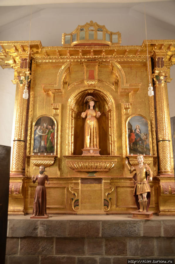 Внутри собора — позолоченный приступ Перу