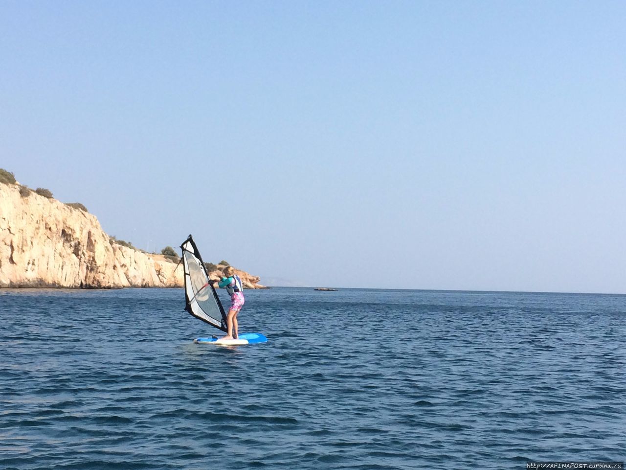 Греция. Глифада. Девочка на серфе Глифада, Греция