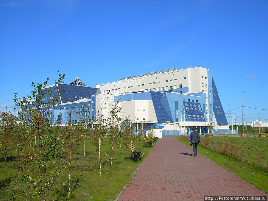 С одной стороны театр, с другой — Сургутский государственный университет:)