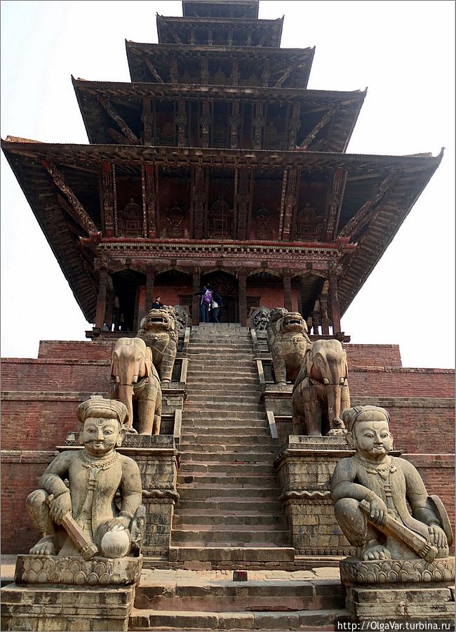 Главным украшением площади Таумадхи считается пятиярусная пагода Наятопола высотой 30 метров Бхактапур, Непал