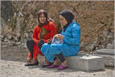 Марокканские девушки часто ходят вот в таких платках. Обратите внимание на ребенка, который спит привязанный за спиной...