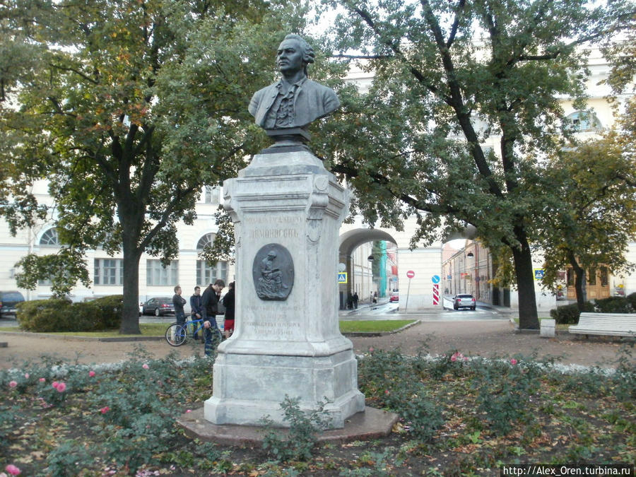 Памятник Ломоносову.