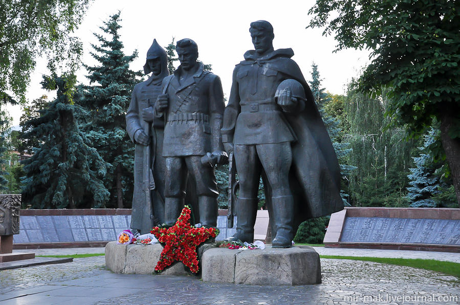 Рядом находится мемориальный комплекс «Слава», посвященный героям революции и Великой Отечественной войны. Винница, Украина