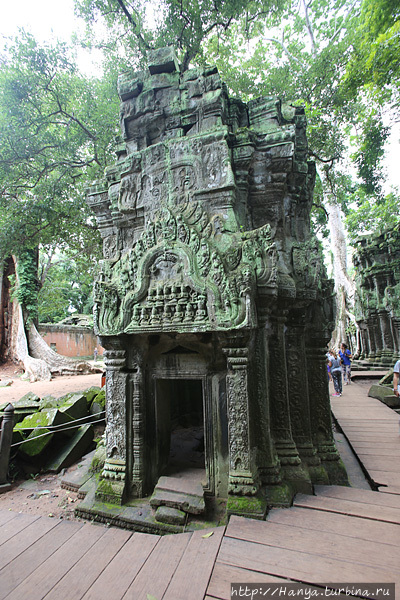 Та Пром. Небольшой храм на восточной стороне второго корпуса. Фото из интернета Ангкор (столица государства кхмеров), Камбоджа