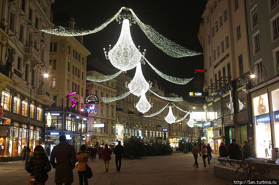 Люстры зажигают даже на улице.