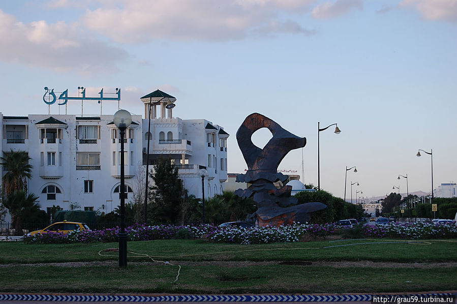 Абстрактный памятник Хаммамет, Тунис