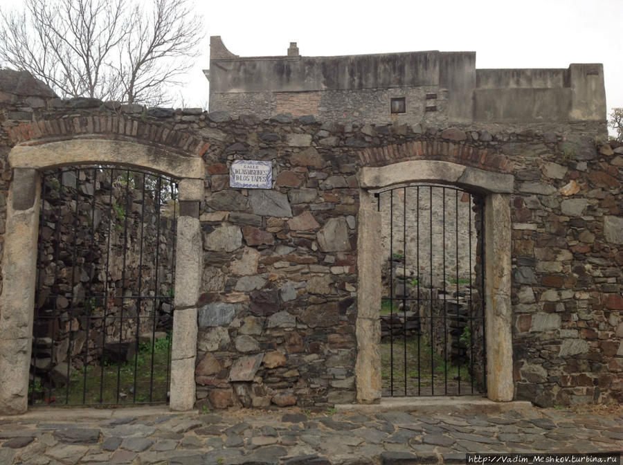 В городе большинство домов осталось со времен раннего средневековья. Колония-дель-Сакраменто, Уругвай