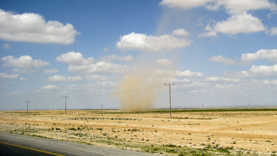 На выезде из Иордании нас провожал маленький песчаный торнадо. Иордания