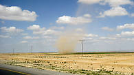 На выезде из Иордании нас провожал маленький песчаный торнадо.