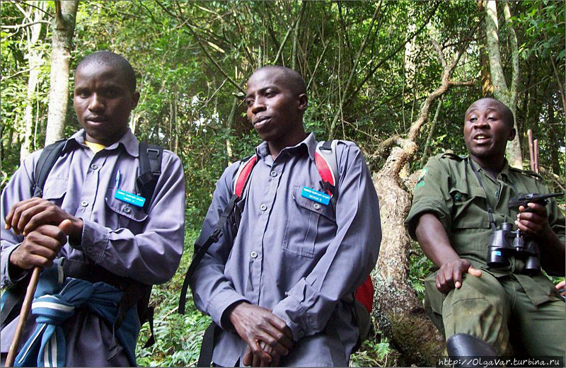 Наши сопровождающие рейнджеры Бвинди Национальный Парк, Уганда