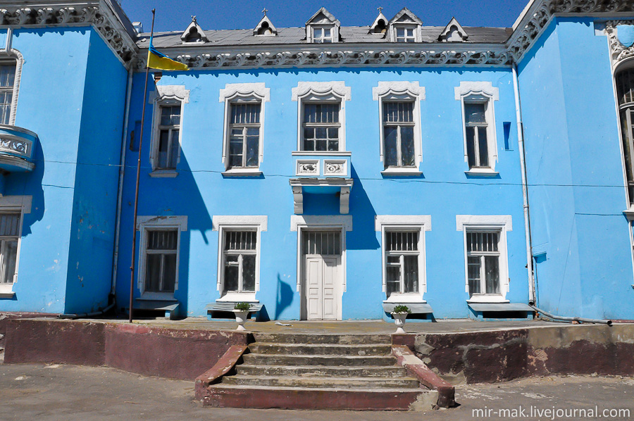 Парадный вход во дворец. Исаево, Украина