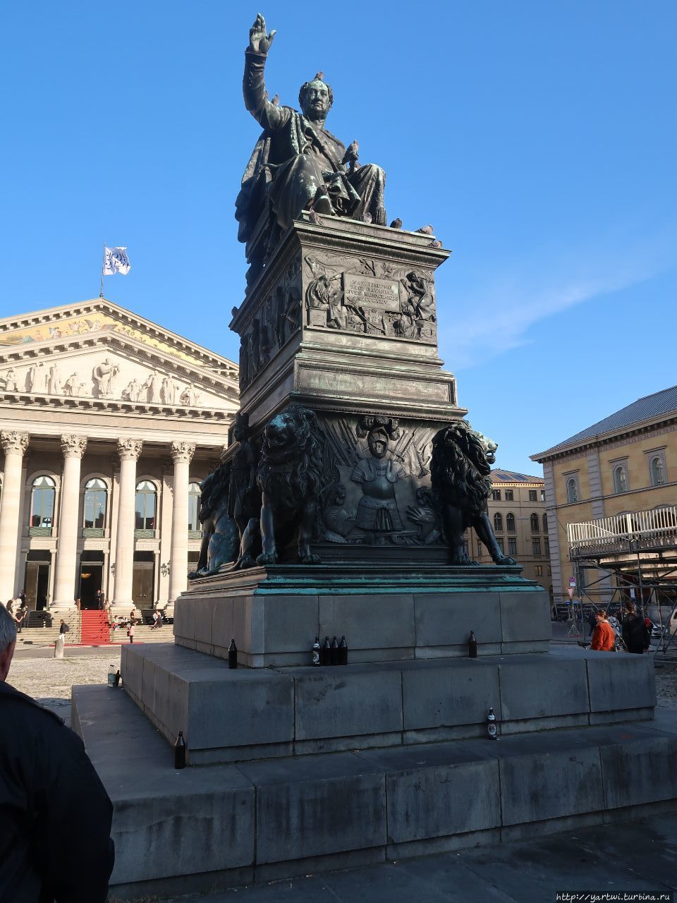 Памятник восседающему на троне Максимилиану I Йозефу в центре площади Макса Йозефа был установлен в 1835 году. Мюнхен, Германия