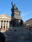Памятник восседающему на троне Максимилиану I Йозефу в центре площади Макса Йозефа был установлен в 1835 году.