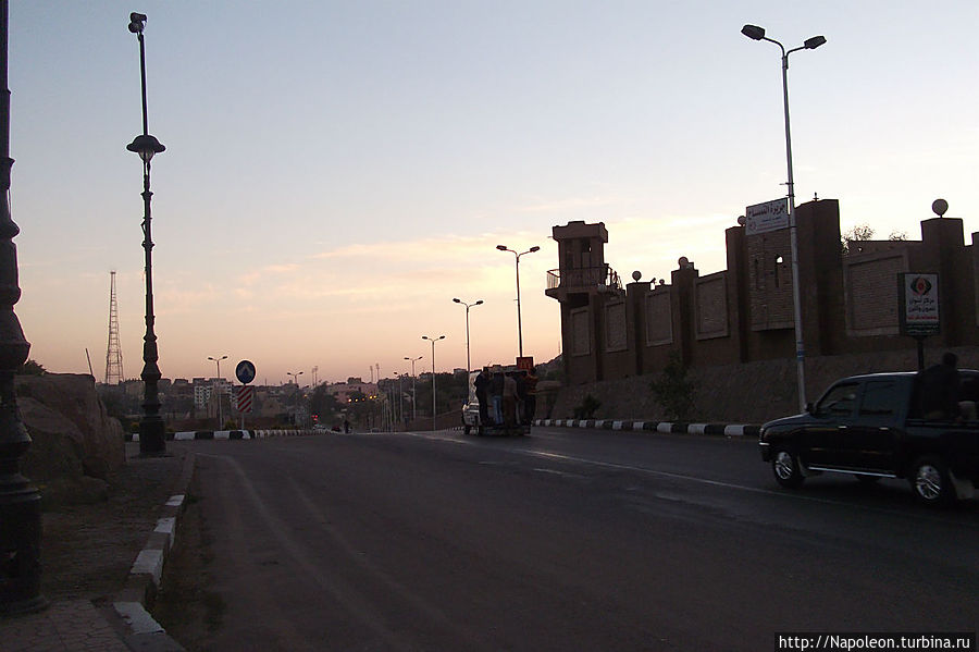 Огни вечернего города Асуан, Египет