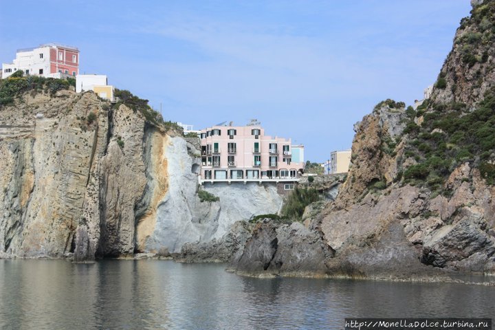 Остров Isola Ponza в Тирренском море Остров Понца, Италия