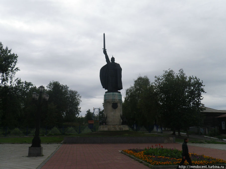 Памятник Илье-Муромцу, снимался против солнца, поэтому остался в тени. Муром, Россия