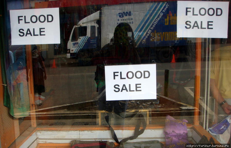 Большая распродажа товаров, которые пострадали от наводнения Остров Дравака, Фиджи