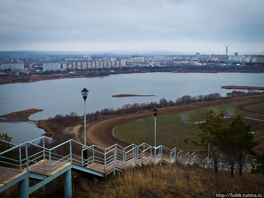 вид на город со смотровой площадки у Майдана, ипподром и Альметьевское водохранилище Альметьевск, Россия