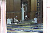 Внутри мечети прохладно и комфортно, но пускают туда только мусульман в тюбитейках