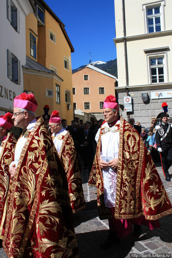 Праздничное шествие в день святых Кассиана и Виргилия Брессаноне, Италия