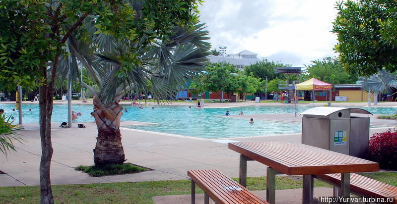 Место для ланча и отдыха в публичном бассейне Кернса Австралия