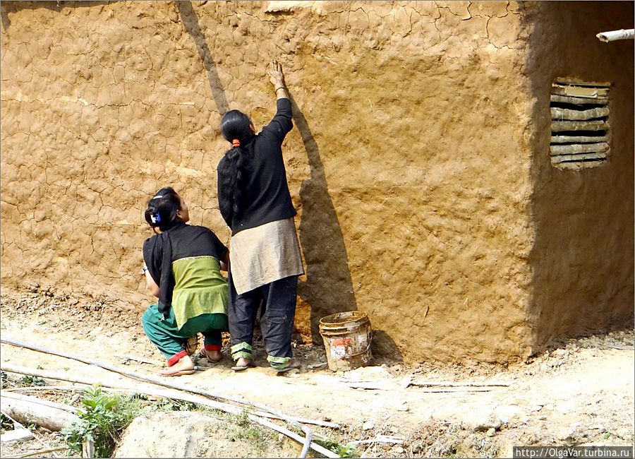 Апрельский субботник. Всё делается вручную, даже обмазывать глиной потрескавшееся строение приходится голыми руками Дунче, Непал