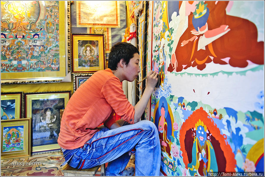 По пути мы увидели мастерскую, где юный художник расписывал картины. Их охотно покупают туристы...
* Пекин, Китай