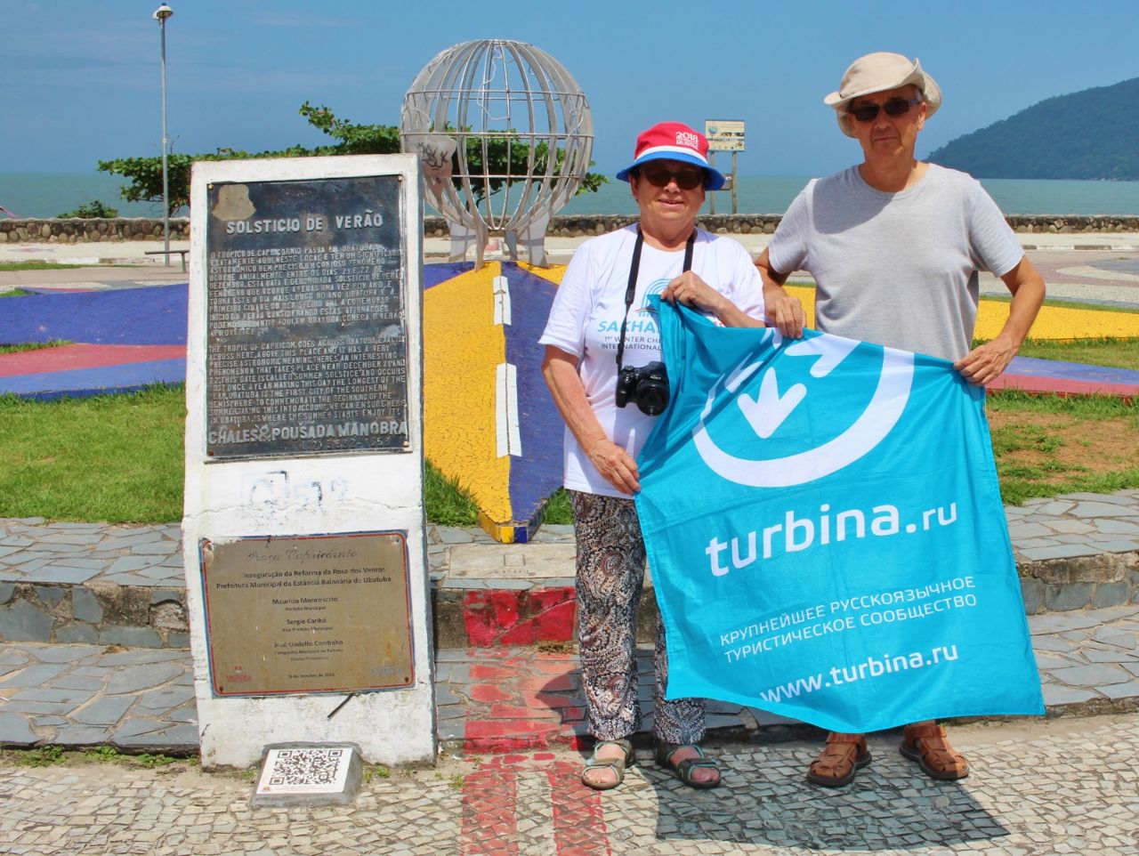 Знак линии Южного Тропика на набережной города Убатуба Убатуба, Бразилия