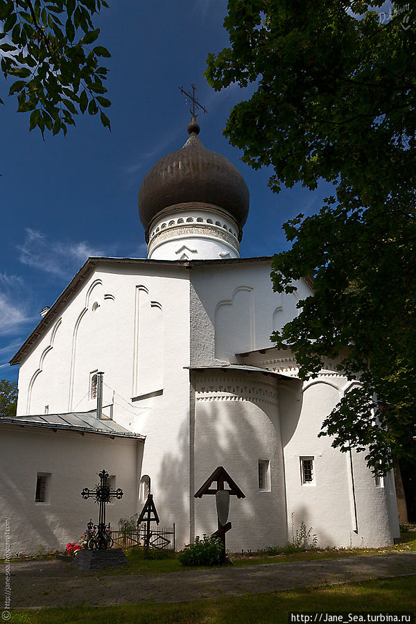 Собор был построен в Гдовском кремле в 1520—1530 годах. В феврале 1944 года был взорван при отступлении фашисткими оккупантами.
Возрожден в 1990 году. Гдов, Россия